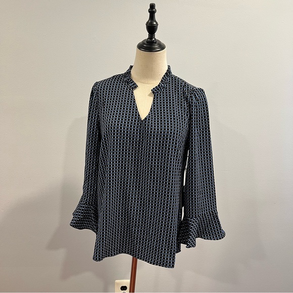 CeCe Garden Geometric Print Blouse In Cerulean Dusk - New With Tag - Reemoly - Picture 4 of 13